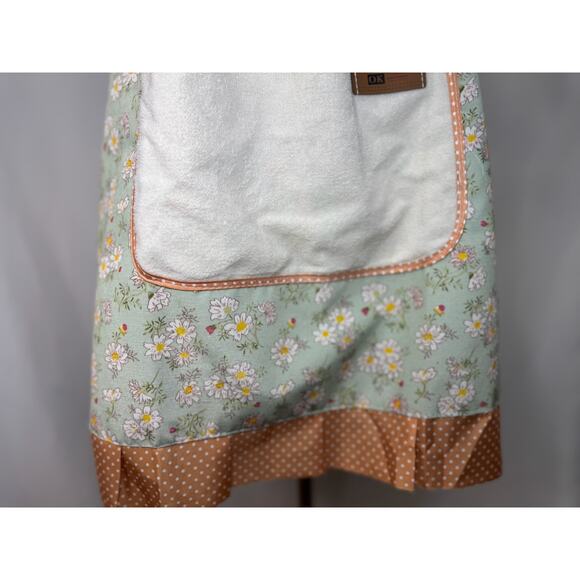GWP Vintage-Inspired Green Daisy Print Apron with Polka Dot Accents - Picture 5 of 12